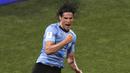 Striker Uruguay, Edinson Cavani, melakukan selebrasi usai mencetak gol ke gawang Portugal pada laga 16 besar Piala Dunia di Stadion Fisht, Sabtu (30/6/2018). Uruguay menang 2-1 atas Portugal. (AP/Darko Vojinovic)
