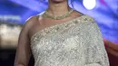 Aktris Priyanka Chopra tersenyum saat menghadiri Festival Film Internasional Marrakech ke-18 di Jemaa El Fnaa, Marrakech (5/12/2019). Priyanka Chopra tampil cantik memesona mengenakan busana sari emas dan brokat perak denga dengan kalung emas di lehernya. (AFP/Fadel Senna)