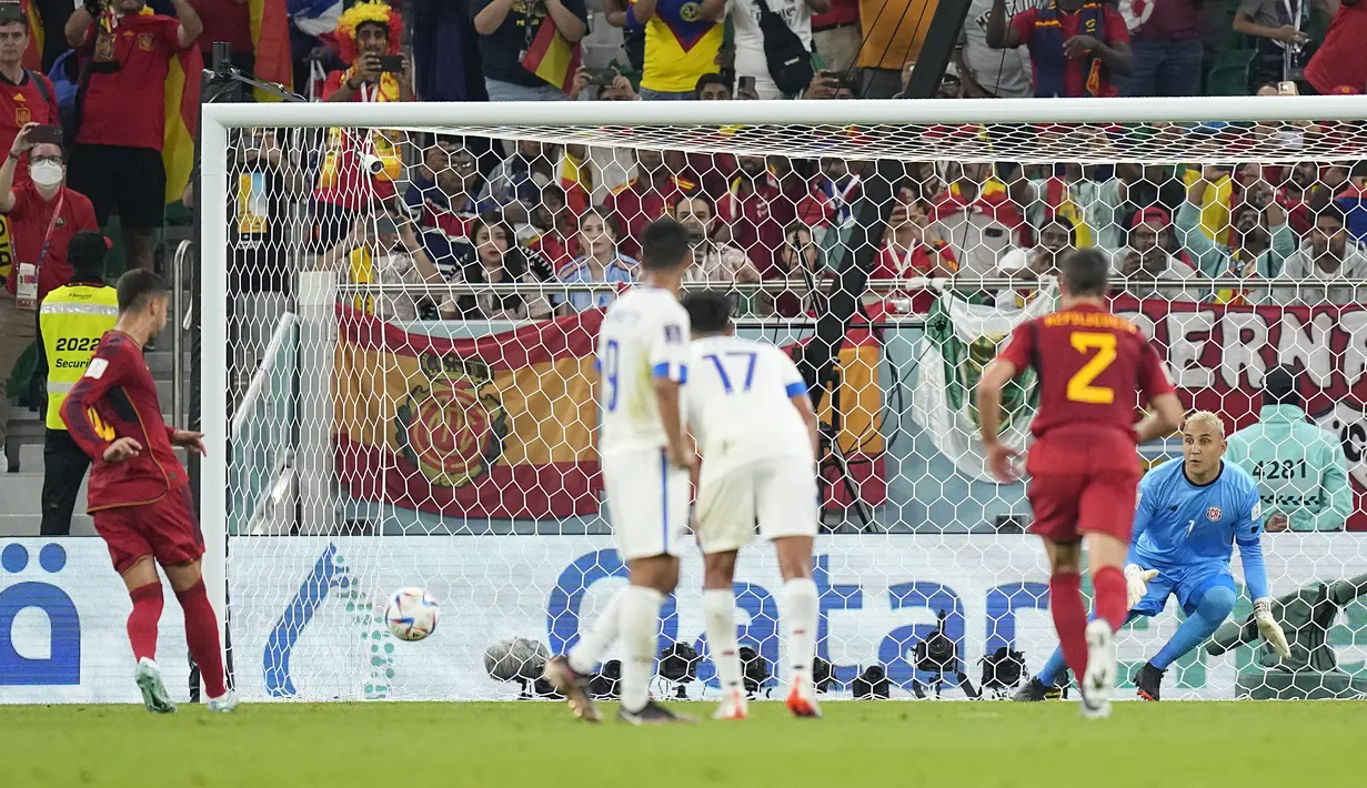 Pada menit ke-29, Spanyol kembali menjauh dengan mencetak gol ketiga melalui eksekusi penalti Ferran Torres. Penalti diberikan usai Jordi Alba dijatuhkan Oscar Duarte di dalam kotak penalti. Skor 3-0 bertahan hingga babak pertama usai. (AP/Pavel Golovkin)