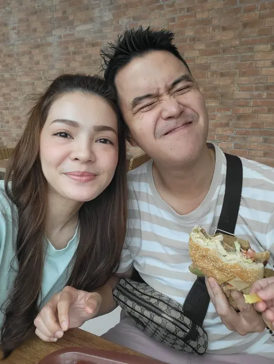 <p>Walaupun sudah punya tiga anak, Maya Septha dan Krisna Wardhana selalu menyediakan waktu untuk jalan berdua. (FOTO: instagram.com/mayaseptha7/)</p>