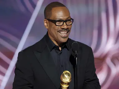 Eddie Murphy menerima penghargaan Cecil B. DeMille selama malam penganugerahan Golden Globes ke-80 di Beverly Hilton Hotel di Beverly Hills, California (10/1/2023). Penghargaan kehormatan bagi sang komedian sekaligus aktor itu ditayangkan pada siaran televisi Golden Globes, yang selama dua tahun terakhir dilanda skandal.(Rich Polk/NBC via AP)