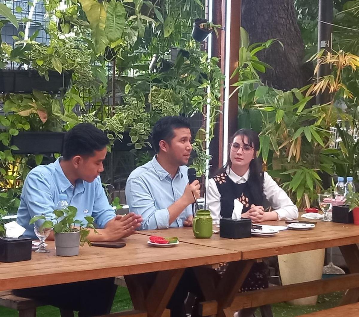 Emil Dardak memastikan bakal mendampingi Khofifah Indar Parawansa maju pada Pilkada Jawa Timur 2024 mendatang.&nbsp; Emil mengaku sudah mendapatkan mandat dari Partai Demokrat maju Kembali Bersama Khofifah.