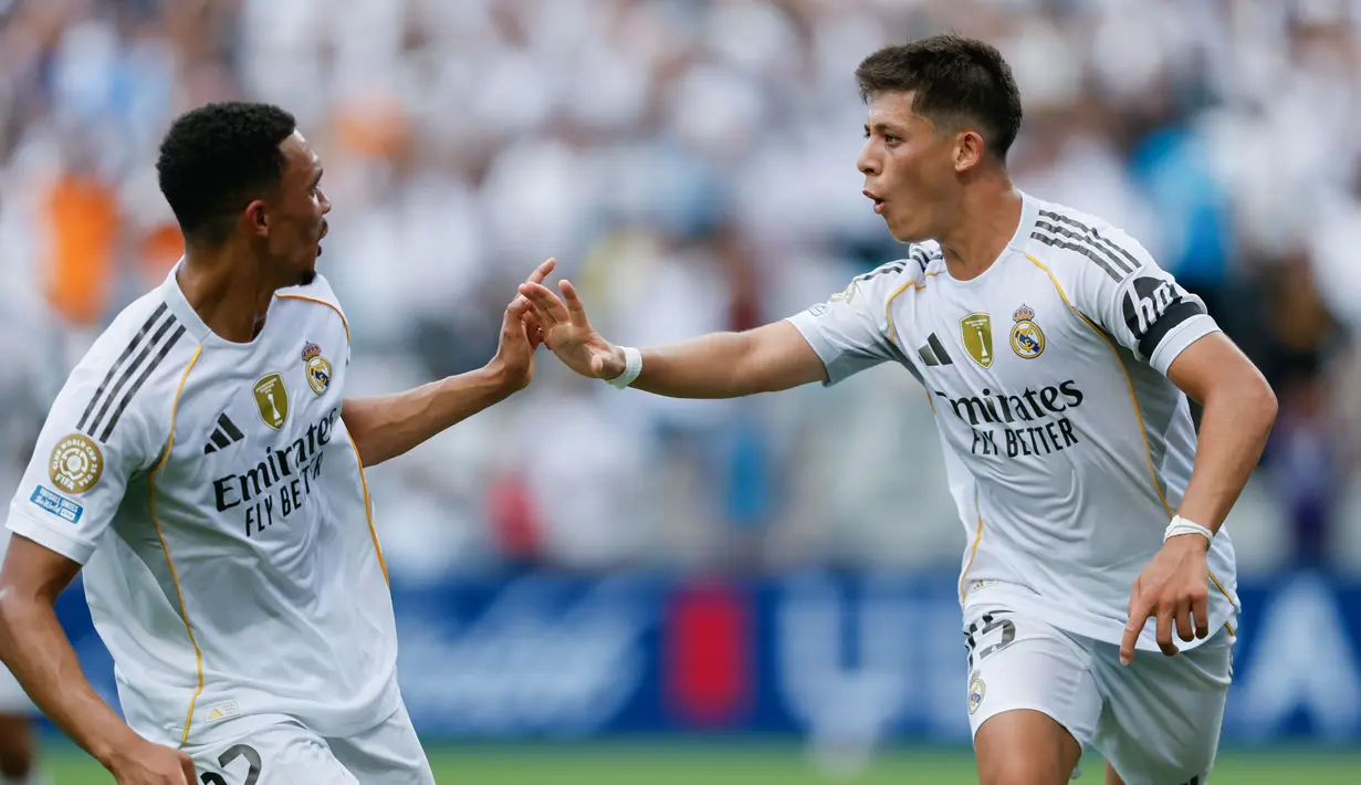 Pemain Real Madrid, Arda Guler dan Trent Alexander-Arnold melakukan selebrasi setelah mencetak gol ke gawang Pachuca pada laga matchday 2 Grup H Piala Dunia Antarklub 2025 di Bank of America Stadium, Senin (23/06/2025) dini hari WIB. (AP Photo/Nell Redmond)