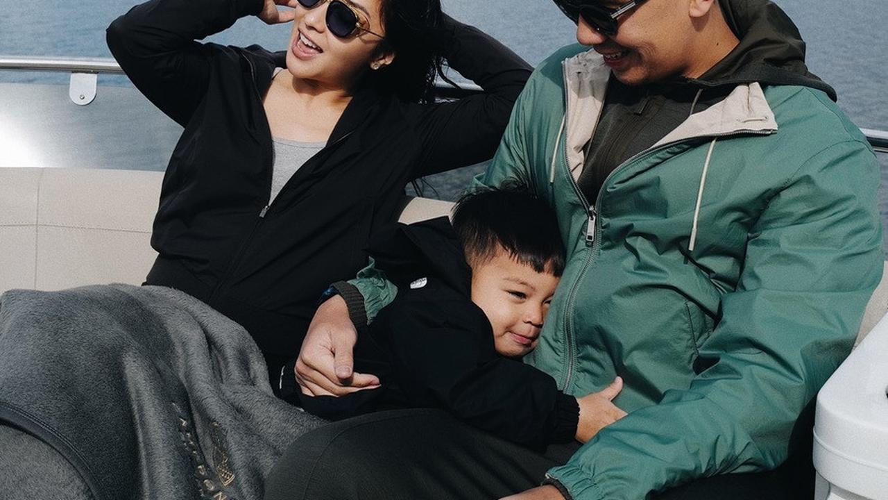 Issa tidak hanya manja dengan Nikita Willy, tapi juga terlihat sangat manja dengan sang ayah. Duh, bikin gemas banget ya? ;)<br><br>