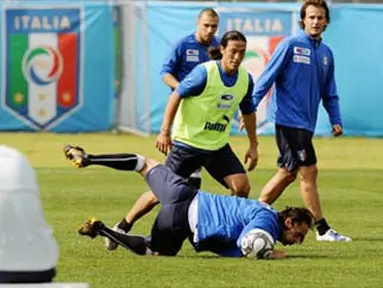 Pelatih Italia, Marcello Lippi menyaksikan anak asuhnya berlatih pada 19 Juni 2009 di Pretoria. Italia akan berhadapan dengan Brasil di Piala Konfederasi, 21 Juni 2009. AFP PHOTO/VINCENZO PINTO