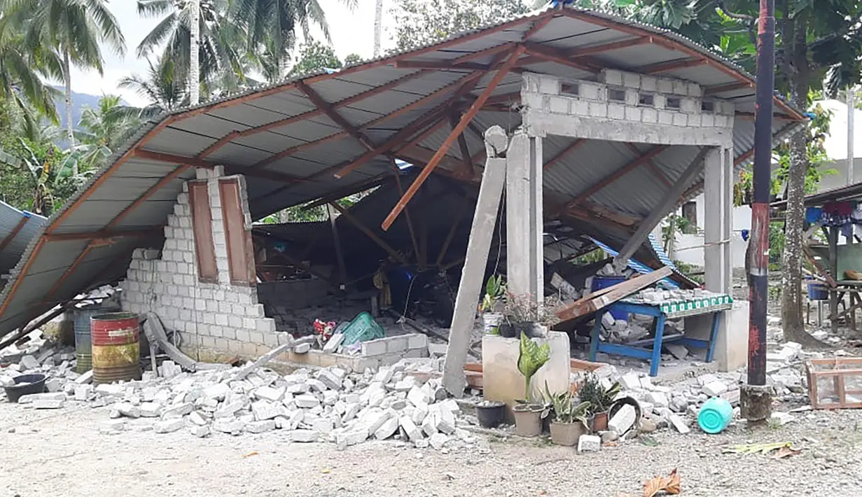 Kondisi bangunan rumah yang rusak akibat diguncang gempa di Ambon, Maluku, Jumat (27/9/2019). Badan Nasional Penanggulangan Bencana (BNPB) mengatakan 171 rumah rusak akibat gempa Magnitudo 6,5 yang mengguncang Maluku pada Kamis 26 September 2019. (HO/BADAN NASIONAL PENANGGULANGAN BENCANA/AFP)