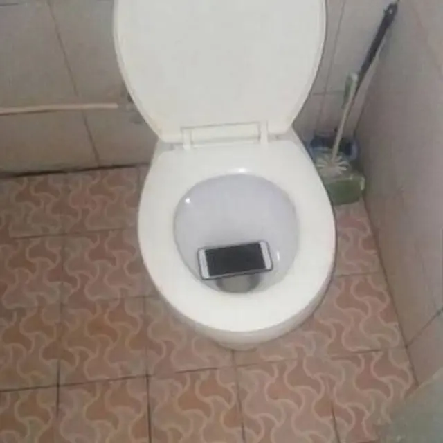 6 Momen Apes Barang Jatuh di Kloset Ini Bikin Elus Dada, Ragu Dipakai Lagi