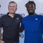 Pakar sepak bola, John Dykes, bersama gelandang Persib Bandung, Michael Essien, menghadiri media talkshow di Artotel, Jakarta,Sabtu (4/11/2017). Acara ini membahas seputar Premier League dan juga sepak bola Indonesia. (Bola.com/Vitalis Yogi Trisna)