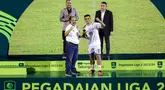 Pemain PSBS Biak, Alexsandro (kedua kanan) menerima trofi sebagai pemain terbaik Pegadaian Liga 2 2023/2024 setelah berakhirnya laga leg kedua final menghadapi Semen Padang di Stadion GOR Haji Agus Salim, Padang, Sabtu (9/3/2024). (Bola.com/Bagaskara Lazuardi)