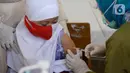 Seorang siswa kelas I mendapatkan imunisasi campak saat pelaksanaan Bulan Imunisasi Anak Sekolah (BIAS) di SDN Serua 3, Ciputat, Tangsel, Selasa (1/9/2020). Kegiatan itu untuk memberikan kekebalan terhadap siswa dari penyakit campak, difteri dan tetanus. (merdeka.com/Dwi Narwoko)