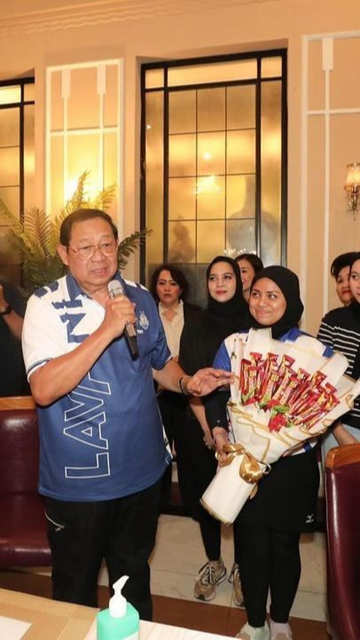 Sosoknya turut menyampaikan sambutan hangat usai diberi kejutan. <br><br>"Terima kasih semua atas kebersamaannya," tutup AHY.