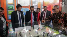 Ketua KPU Republik Indonesia Arief Budiman (kanan) memberikan penjelasan kepada Presiden Komisaris KPU Timor Leste Alcino De Aralijo Baris (ketiga kanan) bersama jajarannya di gedung KPU, Jakarta, Rabu (22/11). (Liputan6.com/Faizal Fanani)