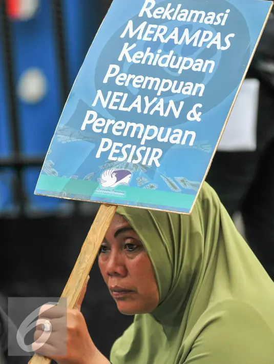 Nelayan perempuan saat mengelar demo menolak reklamasi teluk Jakarta di depan kantor DPRD DKI Jakarta, Kamis (28/1/2016). Mereka menyampaikan kekhawatirannya terhadap reklamasi yang bisa menyulitkan mencari ikan. (Liputan6.com/Yoppy Renato)