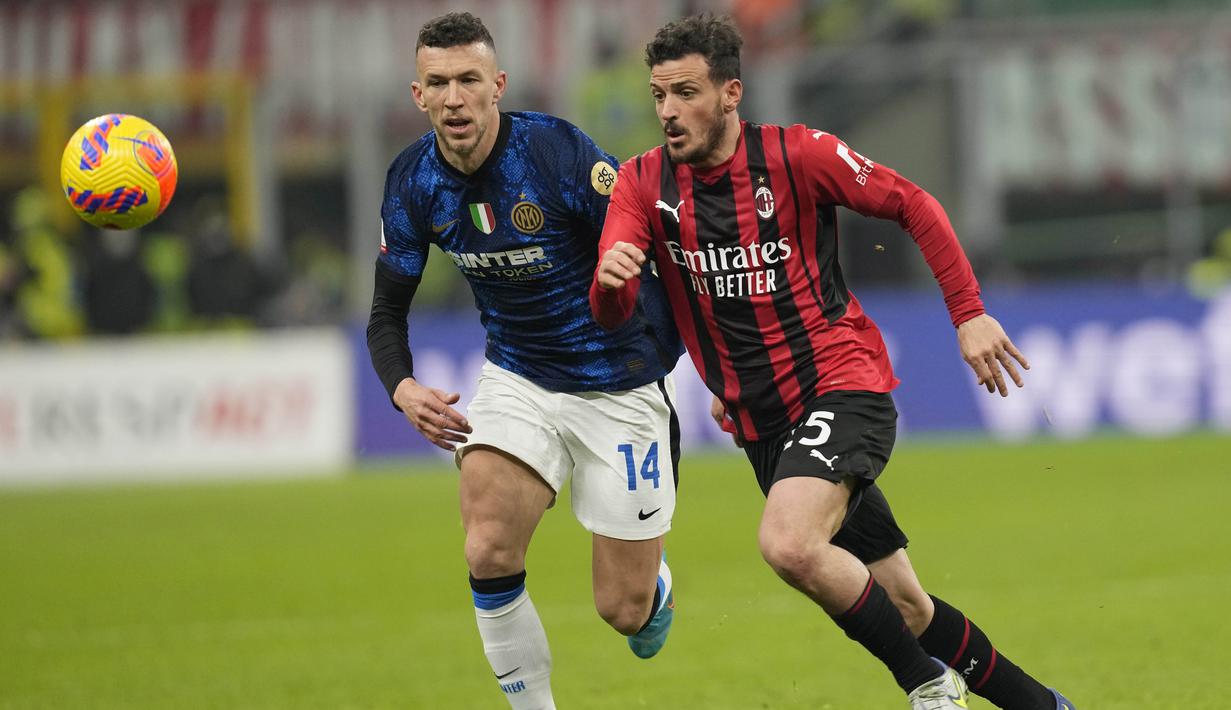 Penguasaan bola kedua tim nyaris berimbang selama 90 menit. AC Milan unggul tipis dalam penguasaan bola yaitu 52 persen berbanding 48 persen untuk Inter. (AP/Antonio Calanni)