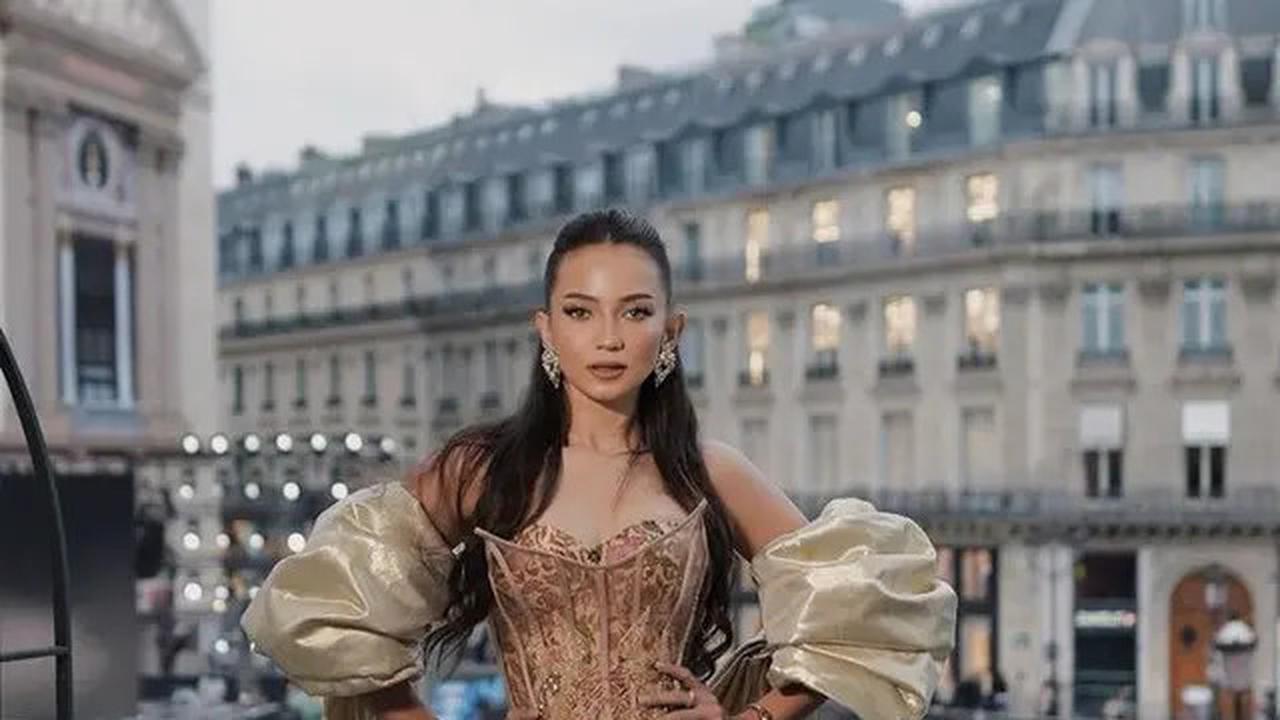 7 Potret Enzy Storia dan Cinta Laura Berbalut Gaun Batik di Paris Fashion Week 2024, Banjir Pujian