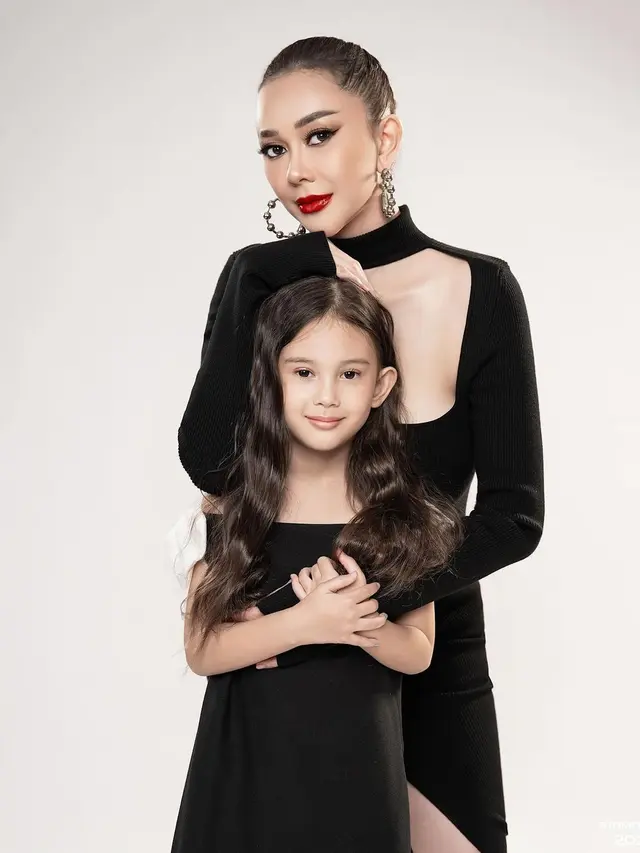 Aura Kasih dan anak (Instagram/aurakasih)