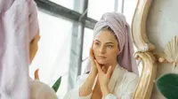 Ilustrasi perempuan mengaplikasikan skincare yang bagus untuk pemilik wajah berminyak dan kusam. Credit: pexels.com by&nbsp;Antoni Shkraba