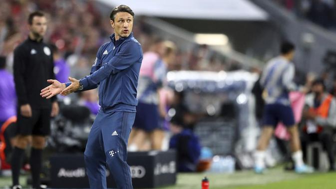 Pelatih Bayern Muenchen, Niko Kovac menginstruksikan pemainnya saat bertanding melawan Tottenham Hotspur pada pertandingan final Audi Cup 2019 di Alianz Arena, Jerman (1/7/2019). (AP Photo/Matthias Schrader)