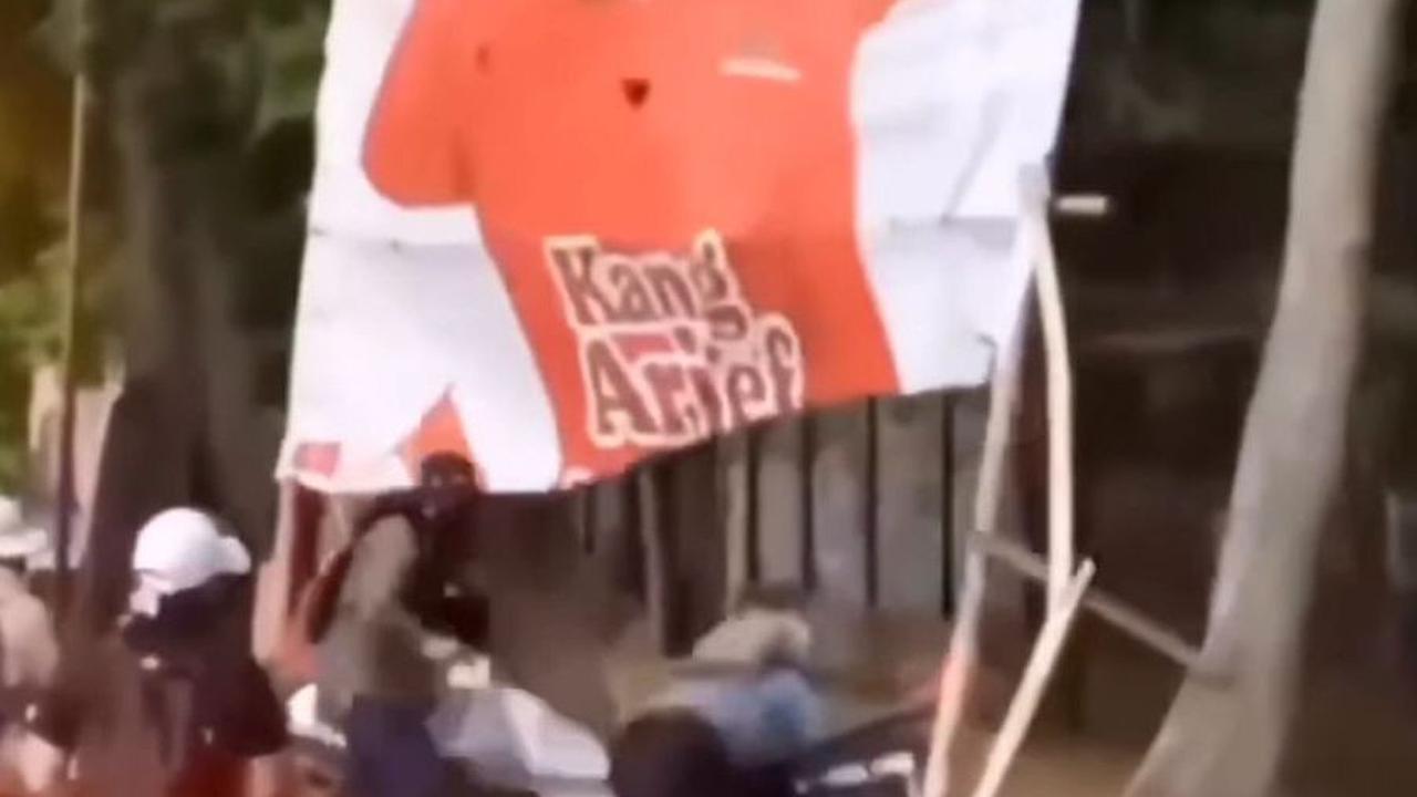 Geram Caleg Tebar Janji Palsu Tiap 5 Tahun, Mahasiswa Rusak Sejumlah Baliho di Bogor
