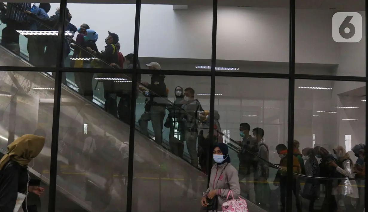 Sejumlah penumpang menaiki eskalator saat penerapan switch over (SO) ke-5 di Stasiun Manggarai, Jakarta, Senin (30/5/2022). Penerapan switch over (SO) atau peralihan sistem persinyalan ke-5 itu membuat terjadinya penumpukan penumpang di peron kereta karena terdapat perubahan rute perjalanan KRL. (Liputan6.com/Herman Zakharia)
