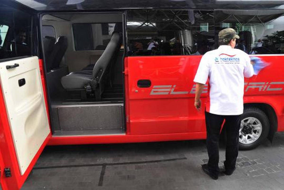 Menristek uji coba minibus listrik nasional