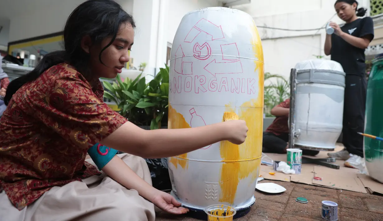 Sejumlah siswa komunitas perkusi Labsky Kebayoran "Dungtakravara" mengecat alat musik berbahan daur ulang di SMA Labschool Kebayoran, Jakarta Selatan, Kamis (23/7/2026). Drum plastik bekas, galon air mineral, diolah menjadi alat musik dan dekorasi panggung untuk drama musikal Skylite serta pentas seni Skyavenue 2026. (KLY/ Budy Santoso)