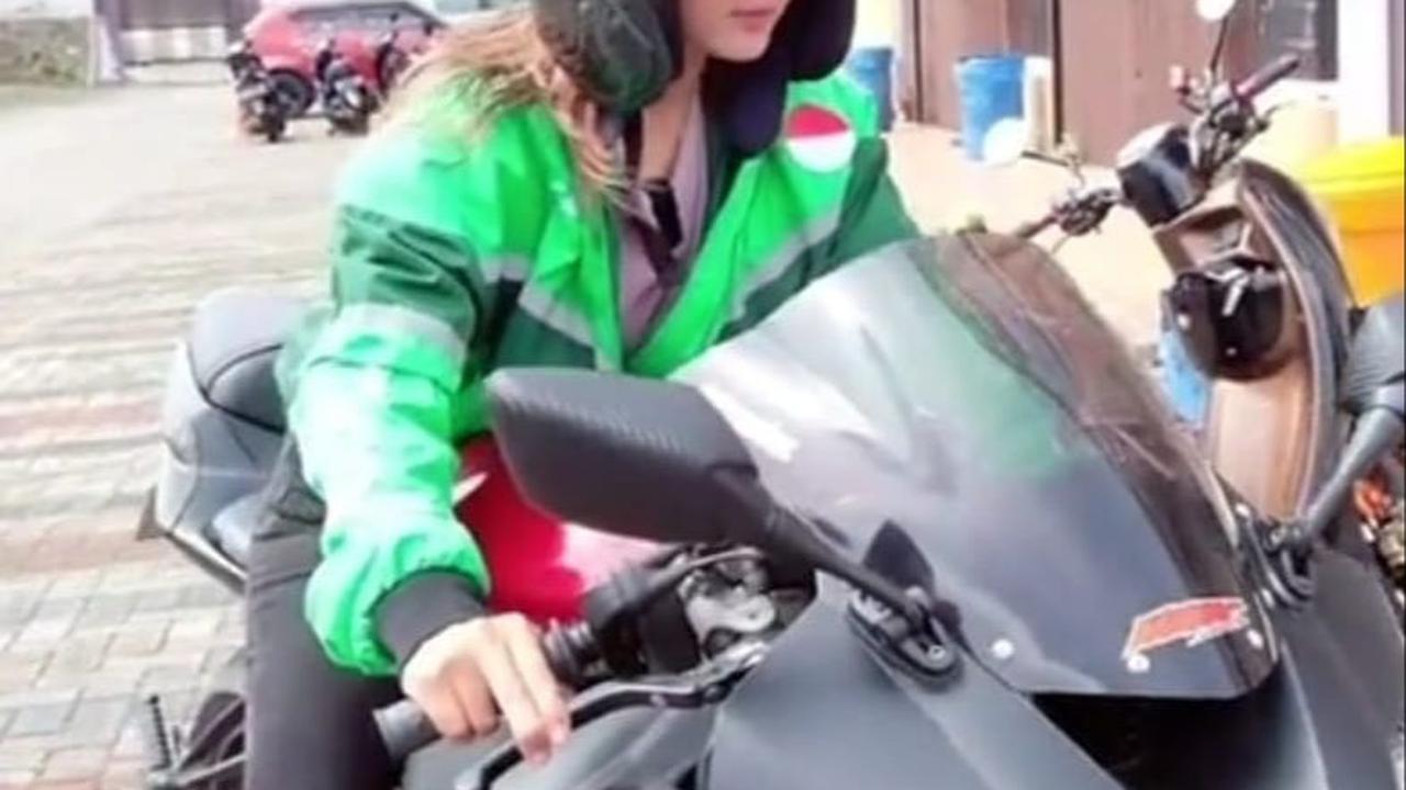 Ojol Perempuan Mengendarai Motor Gede