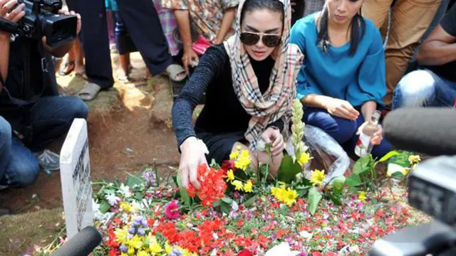 Nikita yang baru saja bebas pukul 09.00 pagi tadi,mengatakan dirinya akan langsung berziarah ke makam orang tuanya dan juga presenter Olga Syahputra di TPU Pondok Kelapa Malaka,Jakarta Timur