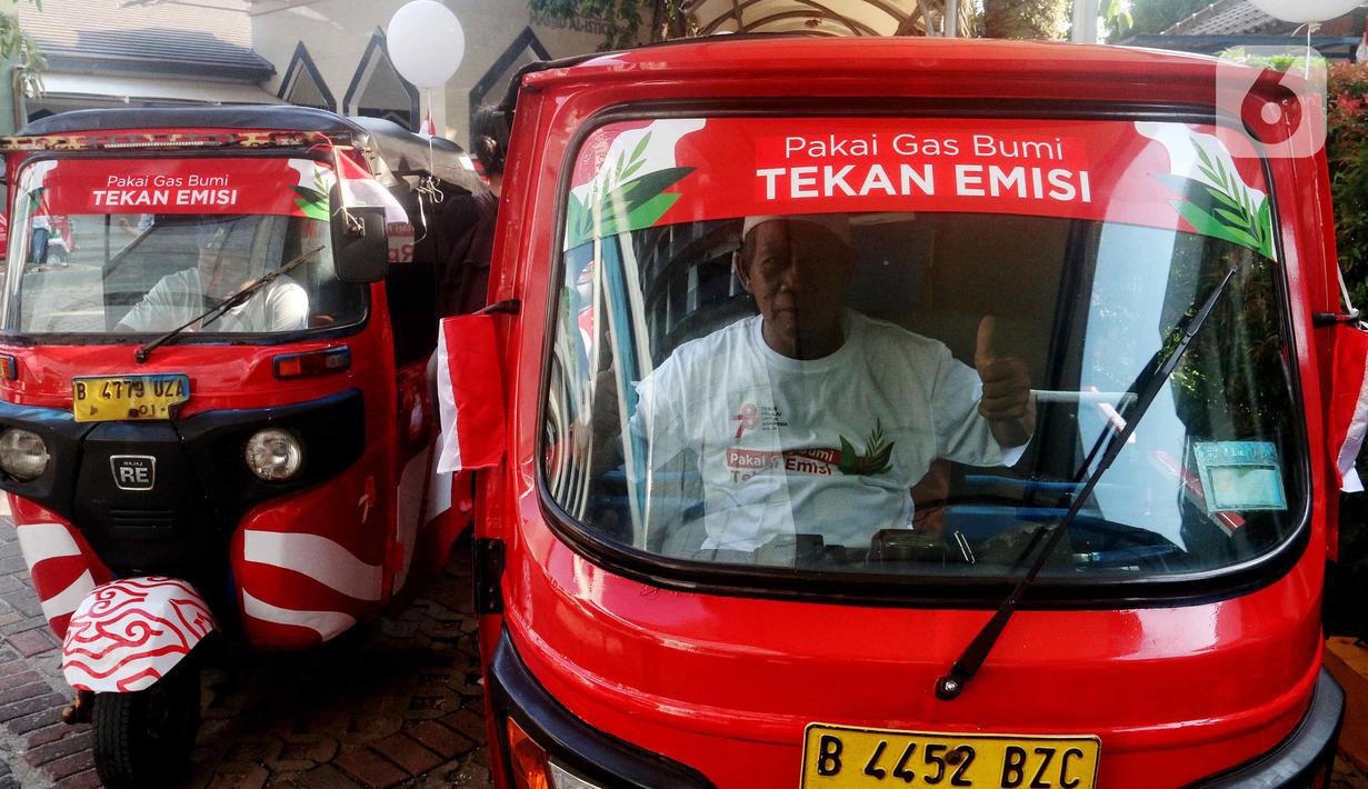 Penumpang yang menaiki Bajaj Kemerdekaan hanya perlu membayar Rp 1.700 untuk jarak 8 Km. Pembayaran dapat dilakukan secara tunai maupun menggunakan QRIS. Kegiatan berlangsung selama delapan hari yakni 17-24 Agustus 2023 pada pukul 08.00-17.00 WIB. (Liputan6.com/Angga Yuniar)