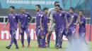 Para pemain Persita Tangerang tampak lesu usai ditaklukkan Kalteng Putra pada laga Liga 2 di Stadion Pakansari, Jawa Barat, Selasa (4/12). Kalteng menang 2-0 atas Persita. (Bola.com/M. Iqbal Ichsan)