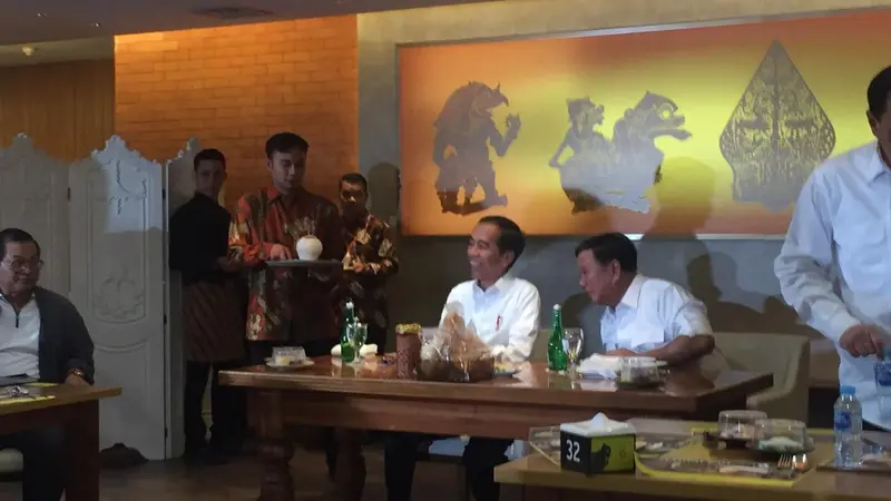 Jokowi-Prabowo makan siang bersama di restoran Sate Khas Senayan, Jakarta, Sabtu (13/7/2019). (Liputan6.com/Lizsa Egeham)
