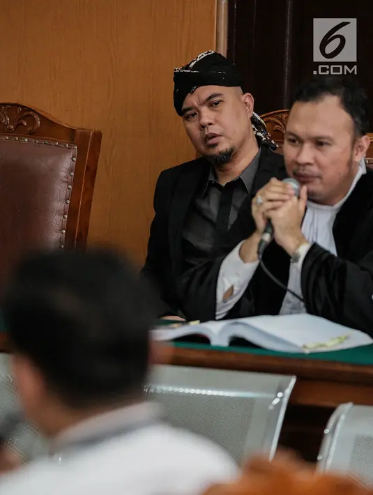 Musisi Ahmad Dhani mengikuti persidangan lanjutan terkait kasus ujaran kebencian di Pengadilan Negeri Jakarta Selatan, Senin (15/10). Sidang beragendakan pembacaan keterangan saksi dari pihak Ahmad Dhani sebagai terdakwa. (Liputan6.com/Faizal Fanani)