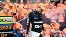 Pembalap Mc Laren, Lando Norris merayakan kemenangan bersama timnya saat Formula 1 GP Miami 2024 yang berlangsung di Miami International Autodrome, Miami, Florida, Minggu (05/05/2024). (AFP/Clive Mason)