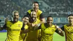 Persib Bandung secara tak terduga dikalahkan tamunya Persikabo 1973 dengan skor telak 1-4 pada laga pekan pamungkas BRI Liga 1 2022/2023 di Stadion Gelora Bandung Lautan Api, Bandung, Sabtu (15/4/2023) malam WIB. Dengan hasil ini Persib harus puas menempati posisi ketiga pada klasemen akhir dengan raihan 62 poin. Persib harus merelakan posisi runner-up menjadi milik Persija yang di laga lain mampu berpesta lima gol tanpa balas ke gawang PSS Sleman. Menempati peringkat kedua dengan raihan 66 poin, Persija berhak mendapat tiket ke babak playoff AFC Cup musim 2023/2024. (Bola.com/Nandang Permana)