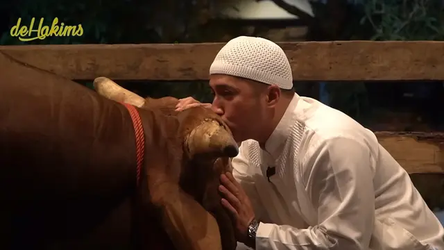 Presenter Irfan Hakim Kembali Berkurban di Hari Raya Idul Adha 2023. Seperti Tahun-Tahun Sebelumnya, Idul Adha Kali Ini Irfan Tidak Absen Memperkenalkan Sapi Kurban Terbaru yang Diberi Nama Wariso. [Instagram/irfanhakim75]