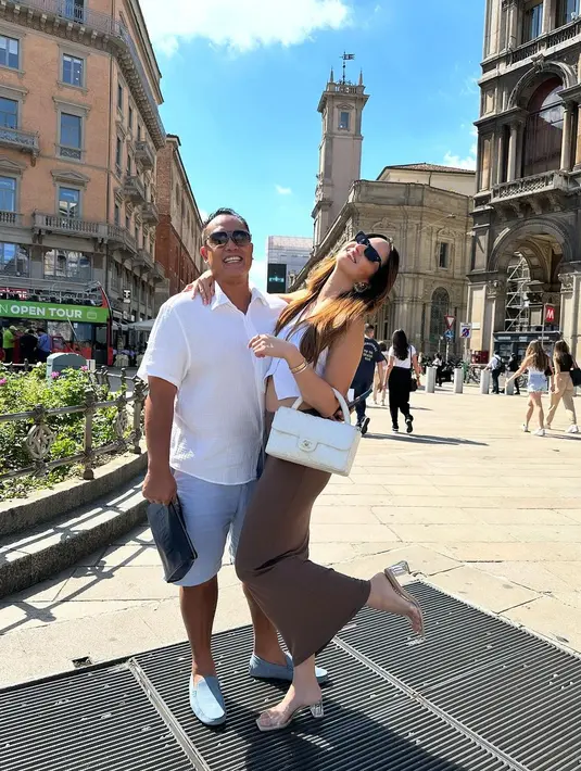 Outfit bernuansa netral ini dipadukan dengan clear heels dan tas Chanel putih seharga Rp101jutaan [@ramadhaniabakrie]