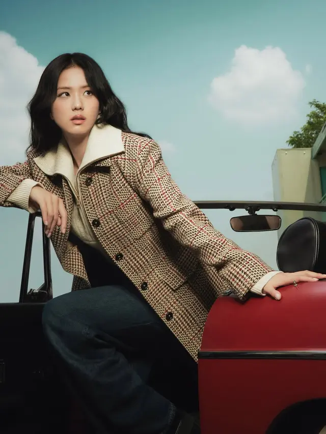 Jisoo BLACKPINK Tampil Preppy Elegan dalam Pemotretan Terbaru Bersama Tommy Hilfiger