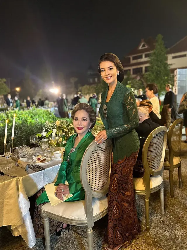 Potret cantik Farah Quinn kenakan kebaya bersama Dewi Soekarno (Sumber: Instagram/@farahquinnofficial)