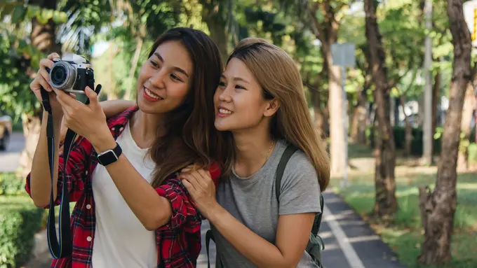 Ilustrasi Travelling Bersama Sahabat