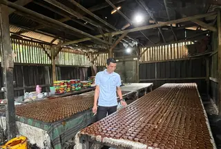 Nurdiansyah Sedang Merapikan Gula Merah di Rumah Produksi (Supriatin/Liputan6.com)
