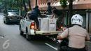 Petugas membawa kotak suara yang akan didistribusikan ke kelurahan di Kecamatan Menteng, Jakarta, Senin (17/4). Logistik surat suara Pemilihan Gubernur dan Wagub DKI telah siap didistribusikan ke kelurahan di Jakarta. (Liputan6.com/Gempur M Surya)