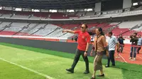 Ketua umum PSSI, Mochamad Iriawan, melakukan inspeksi ke Stadion Utama Gelora Bung Karno (SUGBK), Jakarta, Jumat (6/3/2020). Inspeksi tersebut untuk mengecek kesiapan SUGBK menjadi venue Piala Dunia U-20 2021. (Bola.com/Benediktus Gerendo Pradigdo)