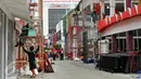 Pekerja menyelesaikan pekerjaan di arena Jakarta Fair 2016, Kemayoran, Jakarta, Senin (6/6/2016). Jakarta Fair Kemayoran 2016 akan digelar mulai dari 10 Juni hingga 17 Juli 2016 di Jakarta International Expo (JIExpo) Kemayoran. (Liputan6.com/Yoppy Renato)
