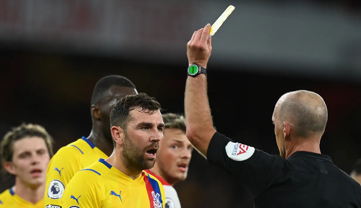Pada menit ke-42 sempat terjadi pertikaian antar-pemain. Para pemain Arsenal tidak terima dengan tindakan gelandang Crystal Palace, James McArthur yang menghajar betis Bukayo Saka. Wasit Mike Dean pun mengganjarnya dengan kartu kuning. (AFP/Glyn Kirk)