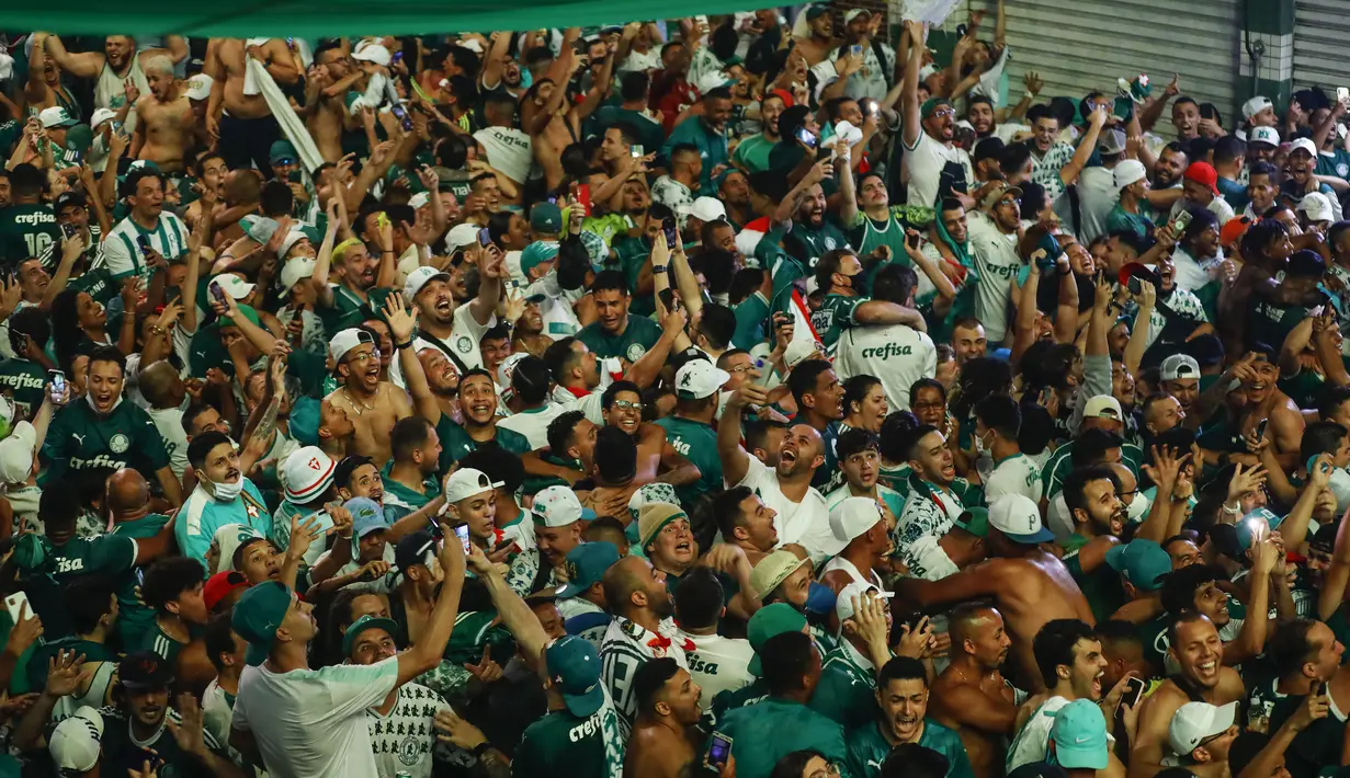 Suporter Palmeiras merayakan kemenangan timnya saat menonton siaran langsung pertandingan kejuaraan Copa Libertadores, di Sao Paulo, Brasil, Sabtu (27/11/2021). Palmeiras kampiun Copa Libertadores 2021 usai mengalahkan Flamengo 2-1 di Stadion Centenario, Uruguay.  (AP Photo/Marcelo Chello)
