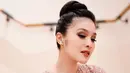 Makeup yang soft dengan lipstik berwarnna kecoklatan memang jadi andalah wanita keturunan Tionghoa-Indonesia saat tampil dengan makeup natural. Memiliki mata yang indah, bulu mata yang lentik jadi favorit untuk tampil sempurna pemain 'Quickie Express' ini.(Liputan6.com/IG/@sandradewi88)