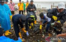 Bupati Karawang Hujan-hujanan Pimpin Aksi Bersih-bersih di Pantai Tangkolak, Wujud Komitmen Lingkungan