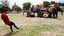 Beberapa gajah membuat pagar untuk menghalangi tendangan bebas yang dilakukan salah satu siswa saat berlaga di sebuah pertandingan di provinsi Ayutthaya, Thailand, (9/6/2014). (REUTERS/Chaiwat Subprasom)