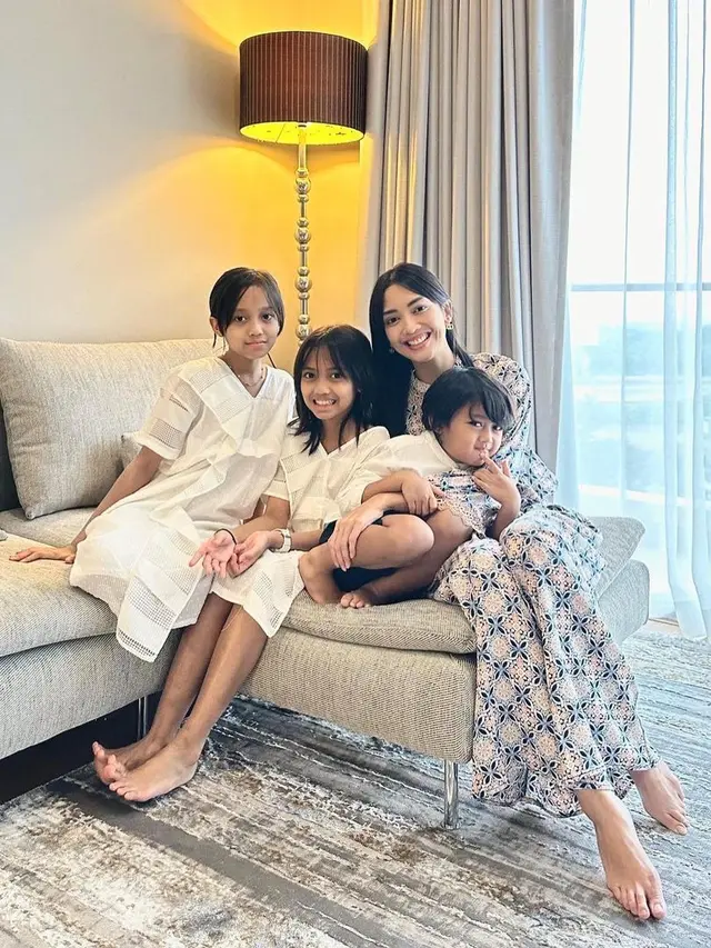 [Fimela] Ririn Dwi Ariyanti bersama anak-anak