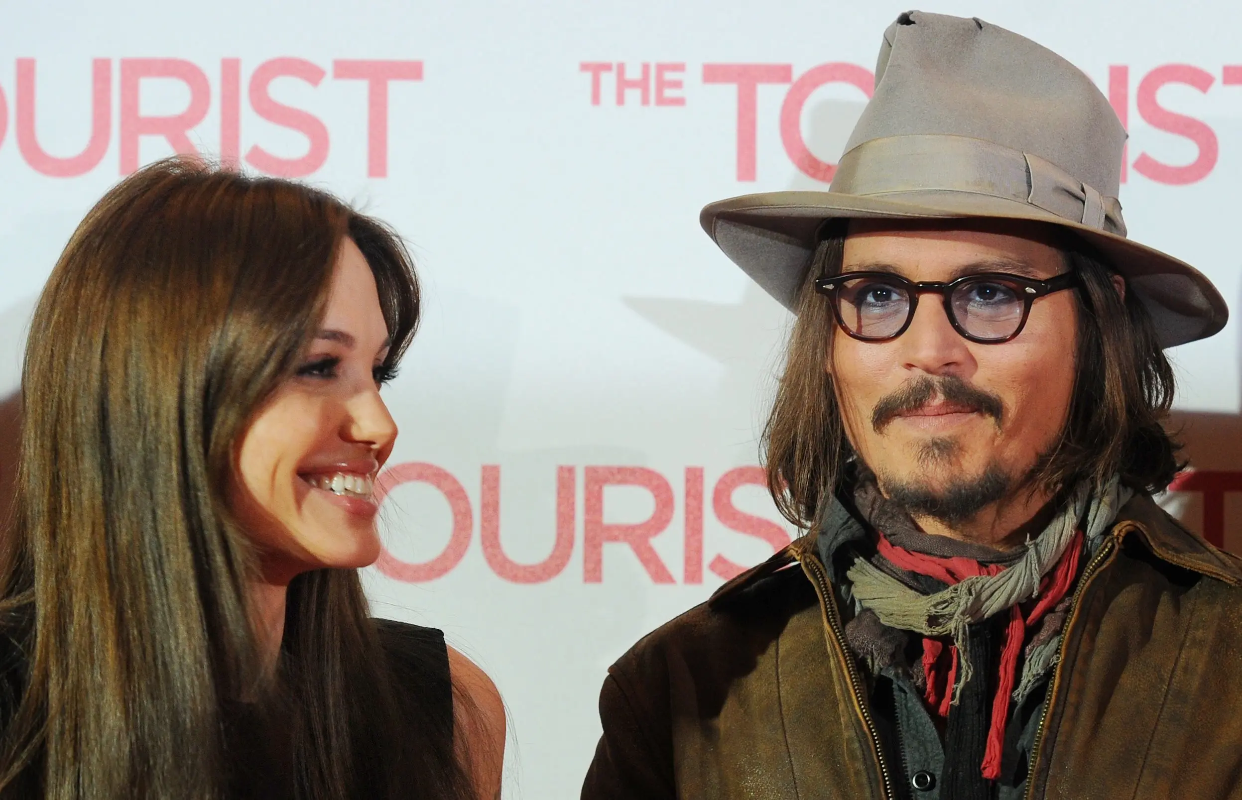 Melewati masa-masa sulit proses perceraiannya dari Brad Pitt, Angelina Jolie didampingi oleh Johnny Depp.